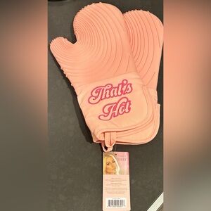 “That’s HOT!” Paris Hilton oven mits